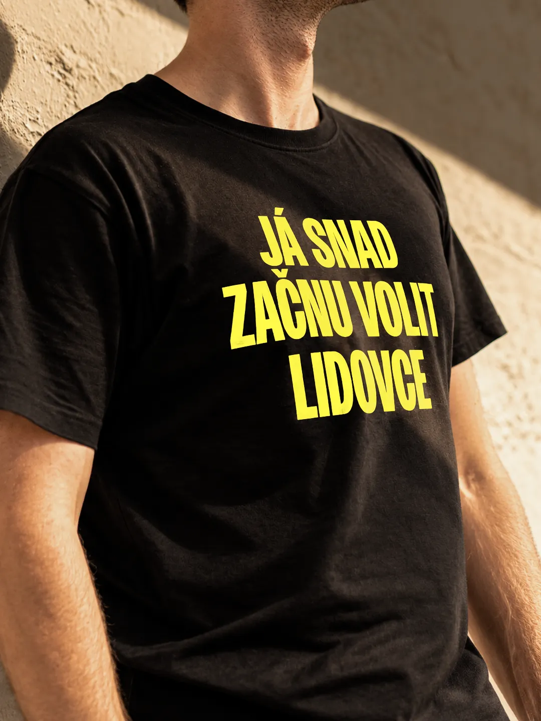Muž v tričku Já snad začnu volit lidovce